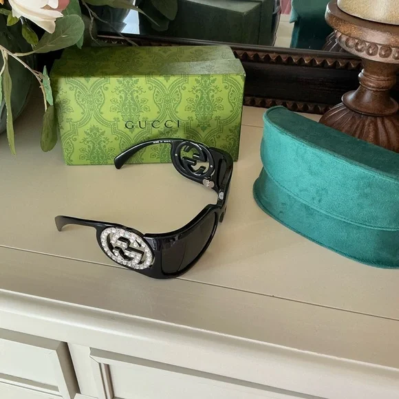 Gucci Women's Black and Green Tortoise Sunnies - Picture 5 of 9